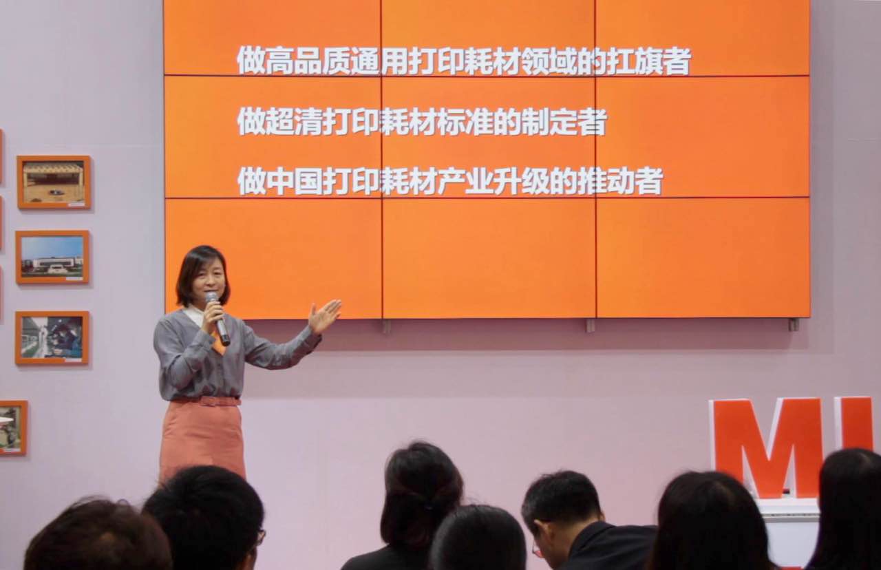 麥普市場(chǎng)總監鄧穎女士進(jìn)行產(chǎn)品發(fā)布.jpg